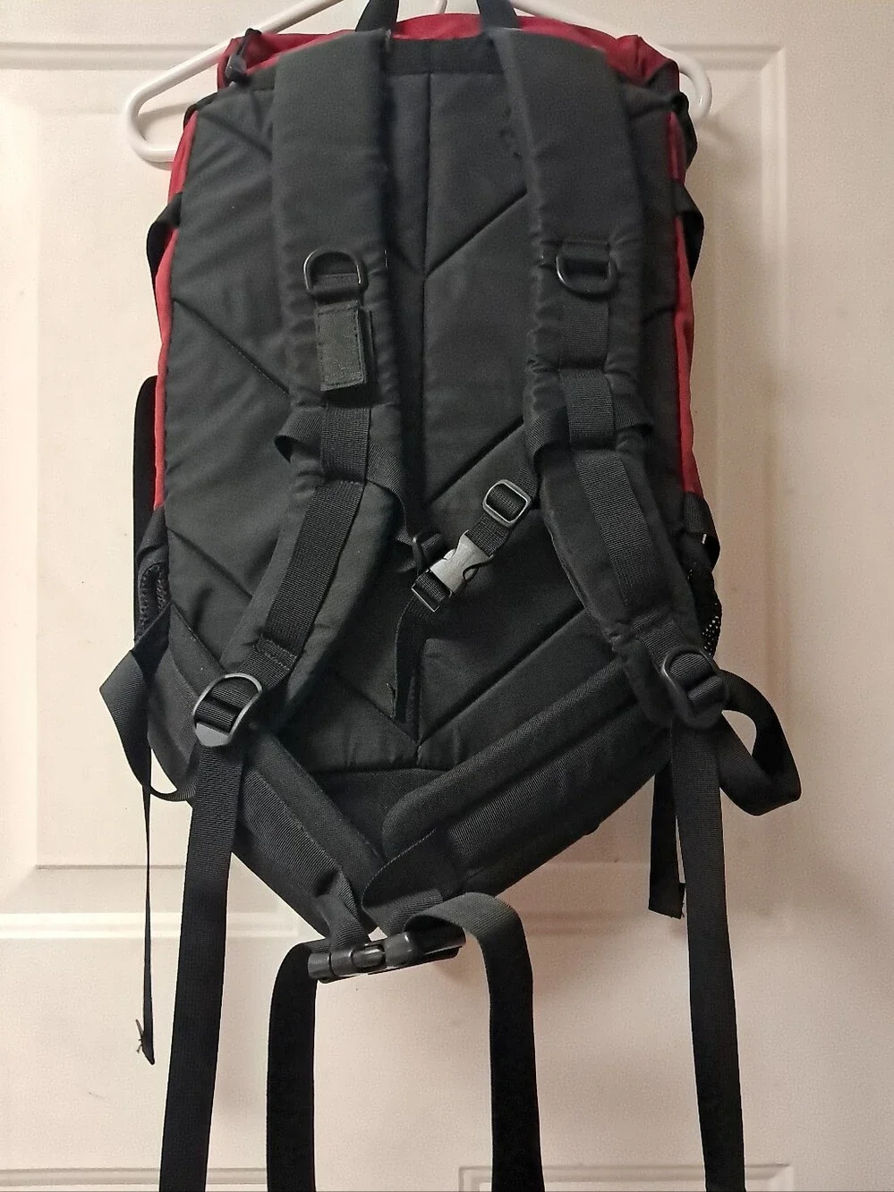 The North Face Lookout Hiking Camping Ruck-Sack BackPack. Red & Black.